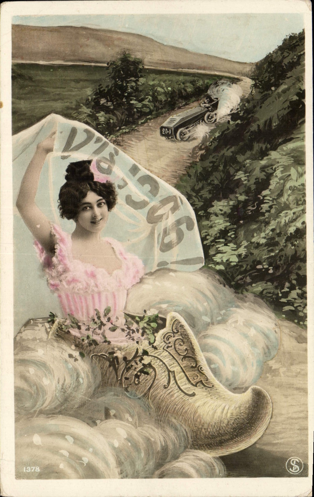 Femme en robe rose — voiture sur route — éditeur S.D. n° 1378