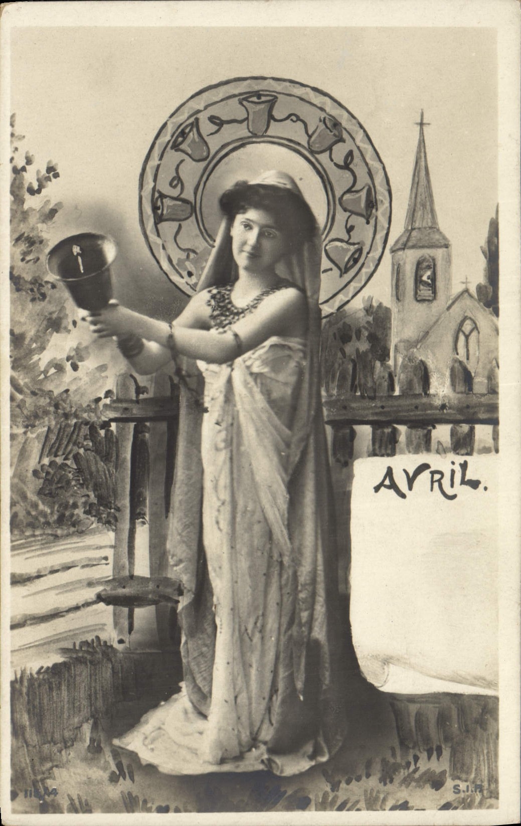 Femme en robe longue tenant un carillon — Avril — S.J.F.