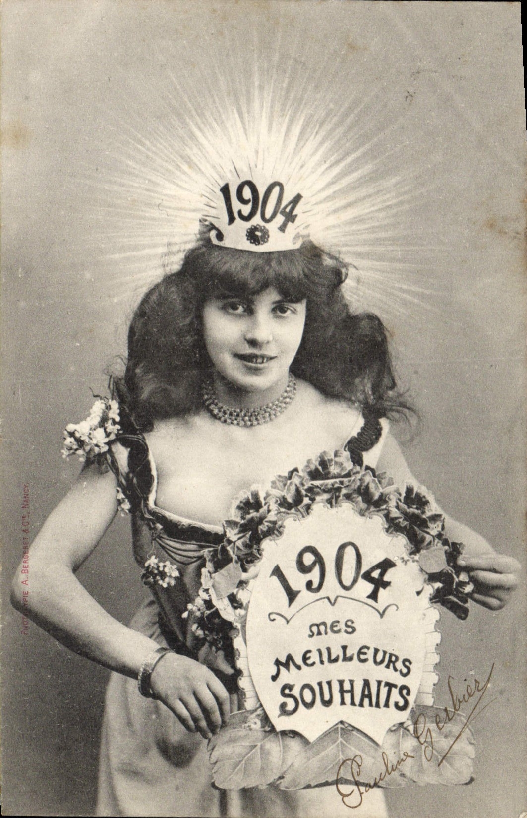 Femme en couronne et couronne de fleurs — 1904 — Nicoline A. Beresat & Cie, Blancs