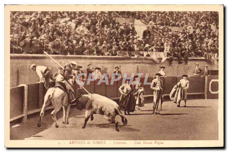 CPA Corrida Course de taureaux Arenes de Nimes Une bonne pique 
