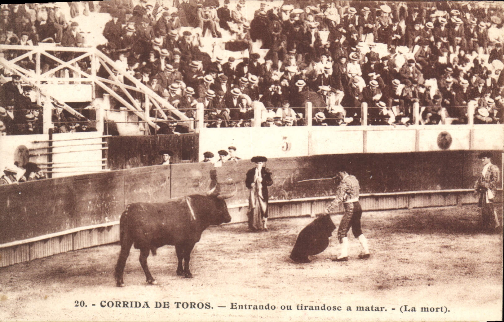 CPA Corrida Course de taureaux Entrando ou tirandosc a matar La mort 