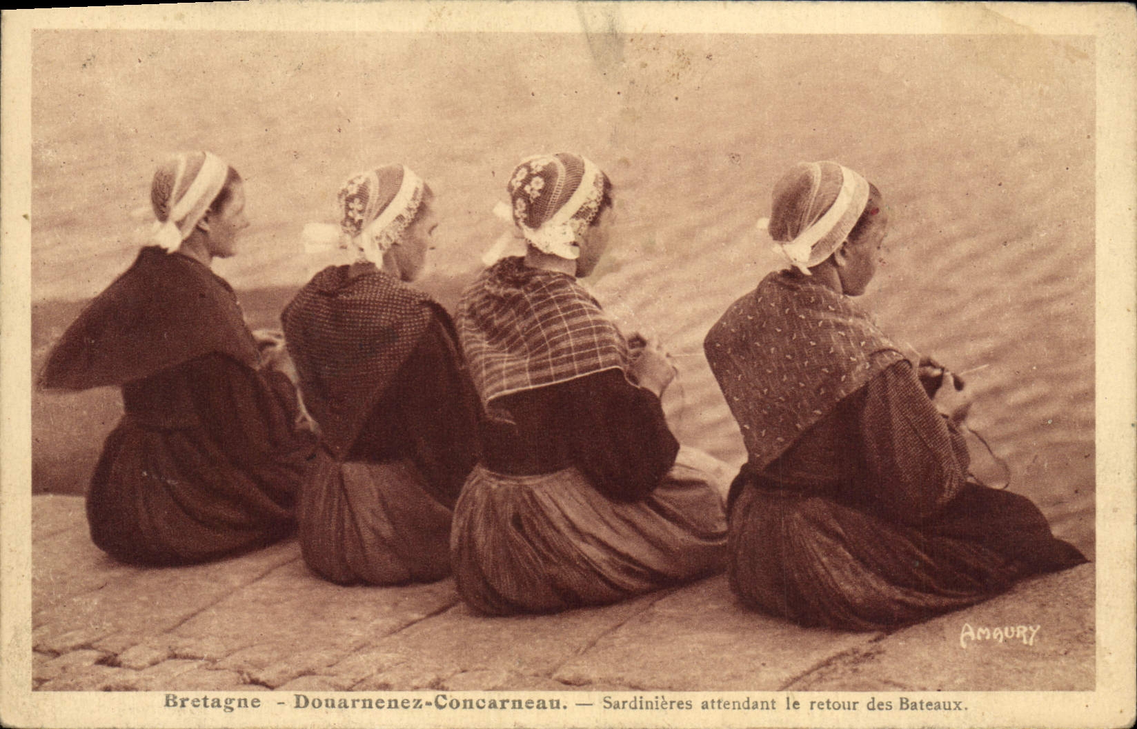 CPA Folklore Douarnenez Concarneau Sardinieres attendant le retour des bateaux 