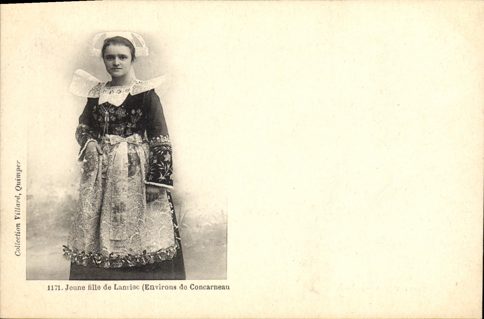 CPA Folklore Jeune fille de Lanriec Environs de Concarneau 