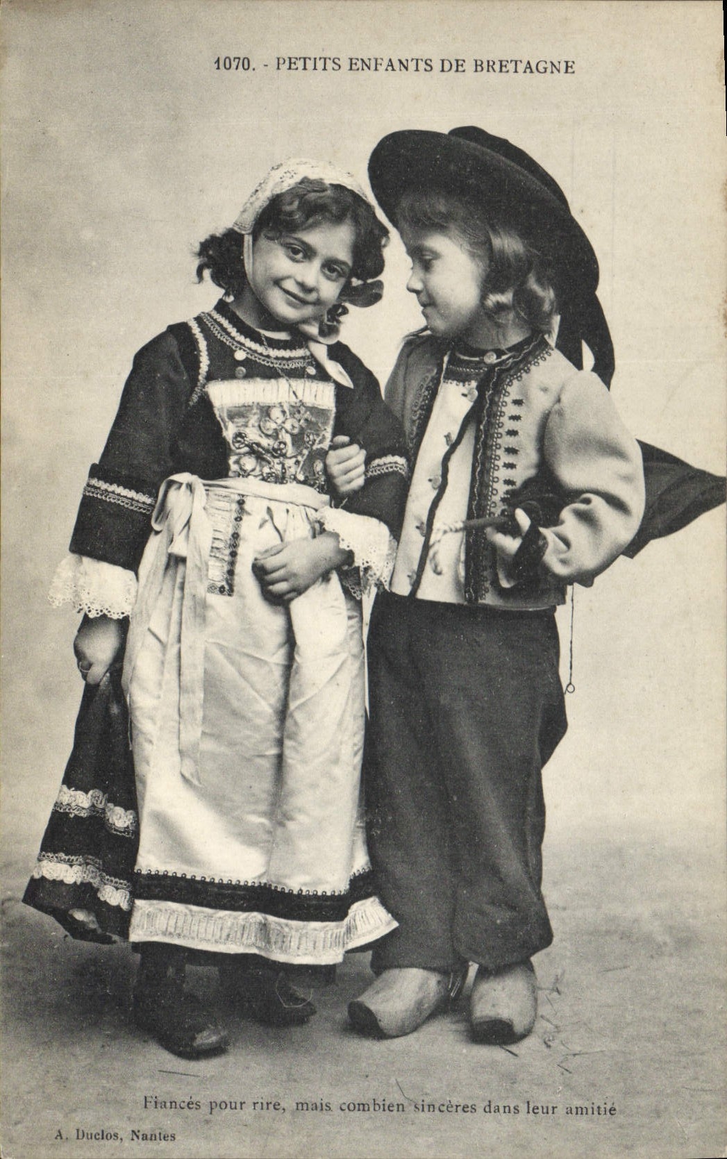 CPA Folklore Petits enfants de Bretagne 