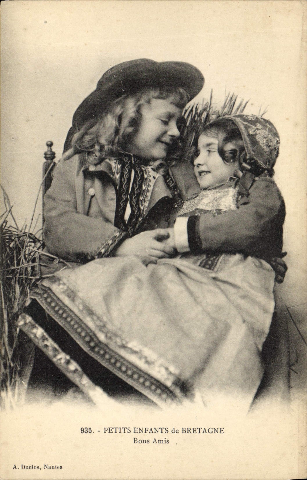 CPA Folklore Petits enfants de Bretagne Bons amis 
