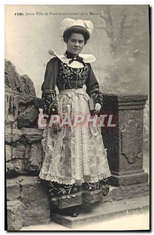 CPA Folklore Jeune fille de Pont Aven sortant de la messe 