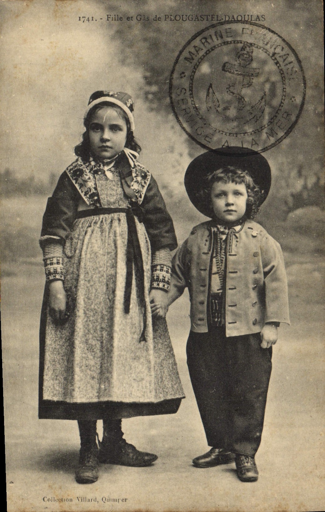CPA Folklore Fille et Gas de Plougastel Daoulas 