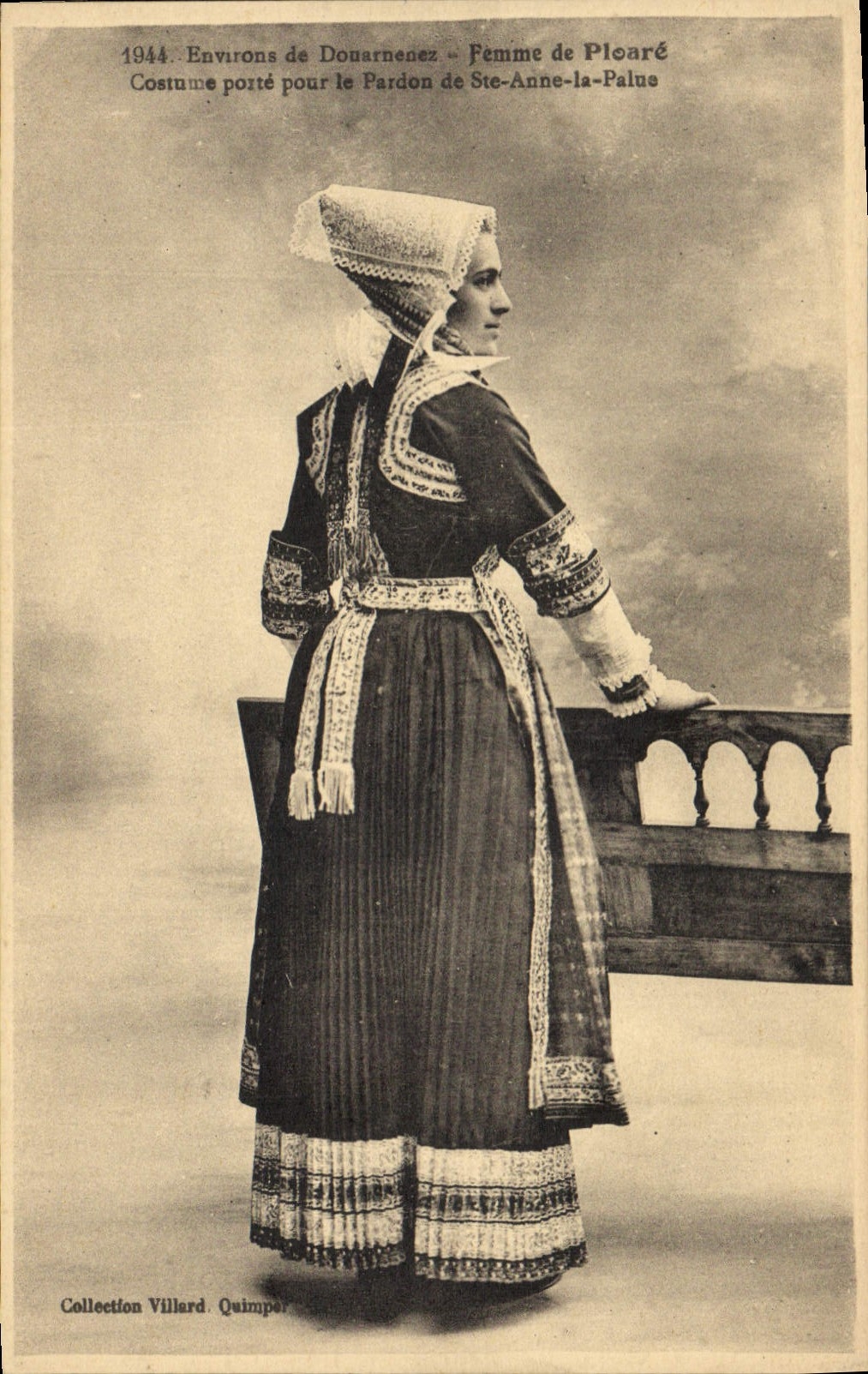 CPA Folklore Environs de Douarnenez Femme de Ploare Costume porte pour le pardon de Ste Anne la Palue 
