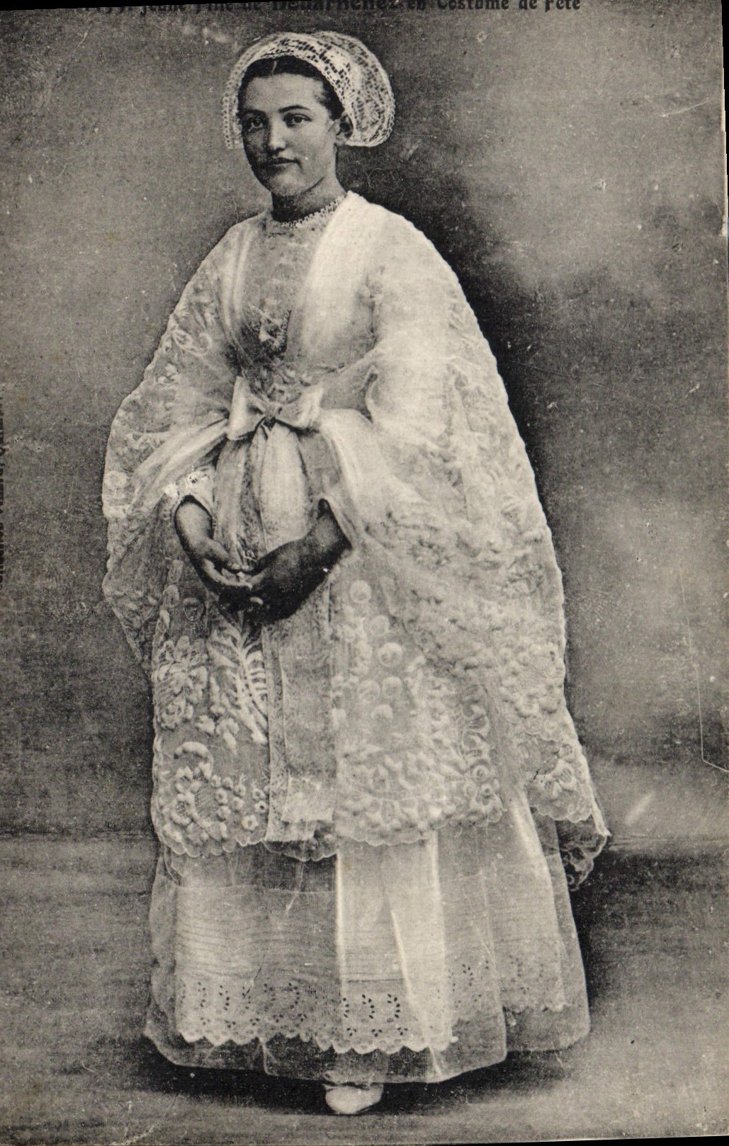 CPA Folklore Jeune fille de Douarnenez en costume de fete 