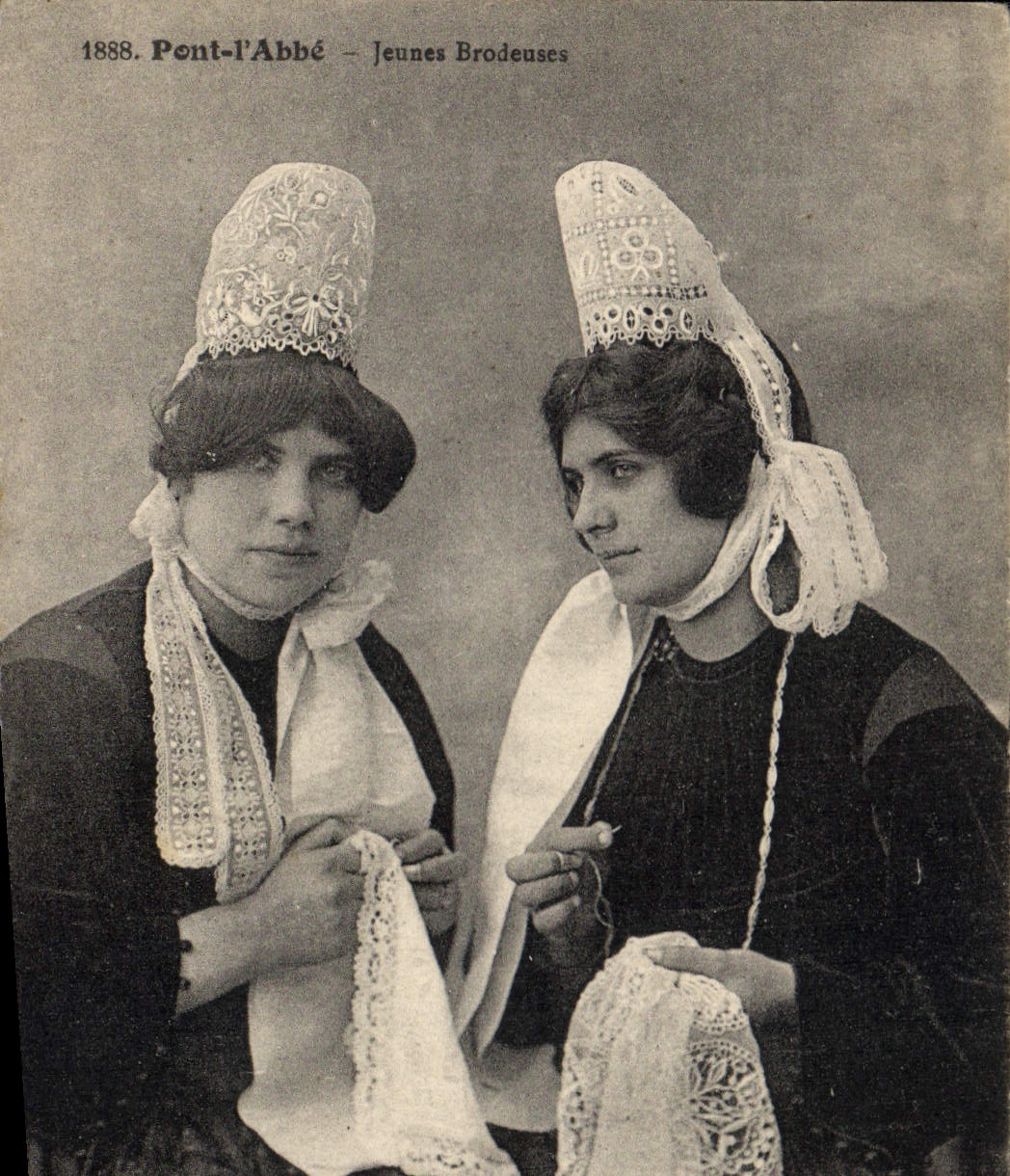 CPA Folklore Pont L'Abbe Jeunes brodeuses 
