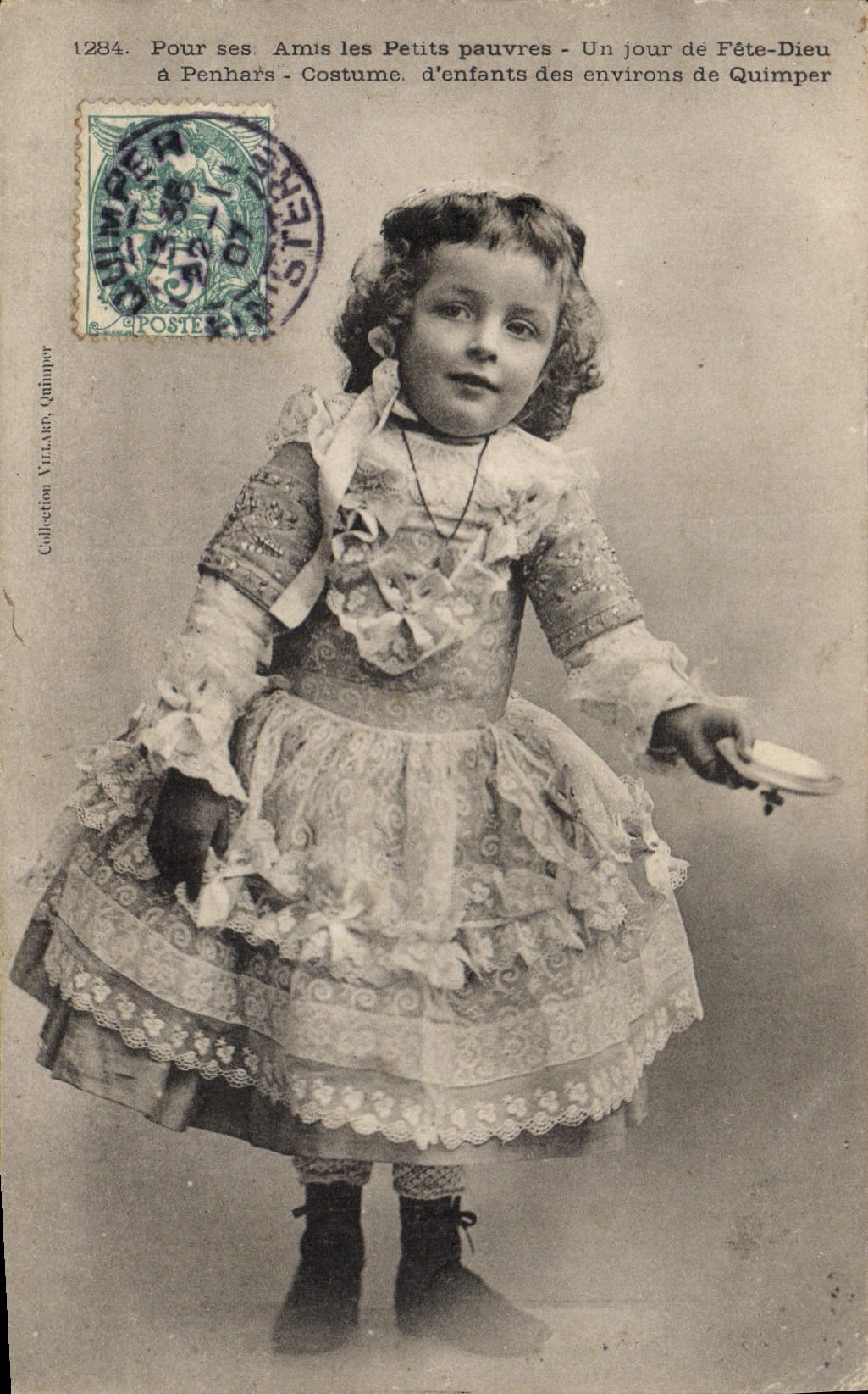 CPA Folklore Pour ses amis les petits pauvres Un jour de Fete Dieu a Penhars Costume d'enfants des environs de Quimper 