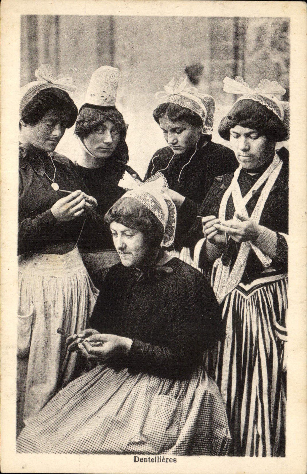 CPA Folklore Dentellieres 