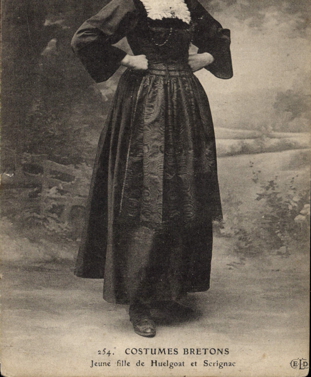 CPA Folklore Costumes bretons Jeune fille de Huelgoat et Scrignac 