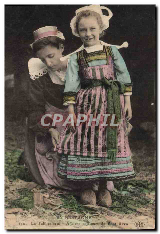CPA Folklore Bretagne Le tablier neuf Anciens costumes de Pont Aven Enfant 