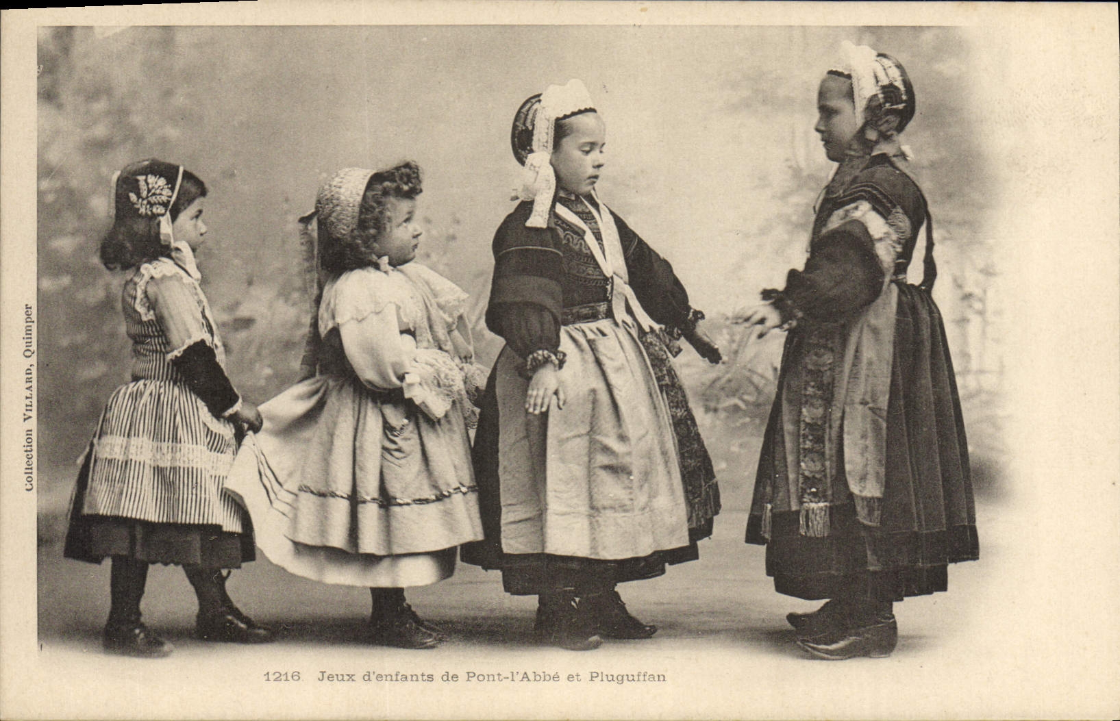 CPA Folklore Jeux d'enfants de Pont L'Abbe et Pluguffan 