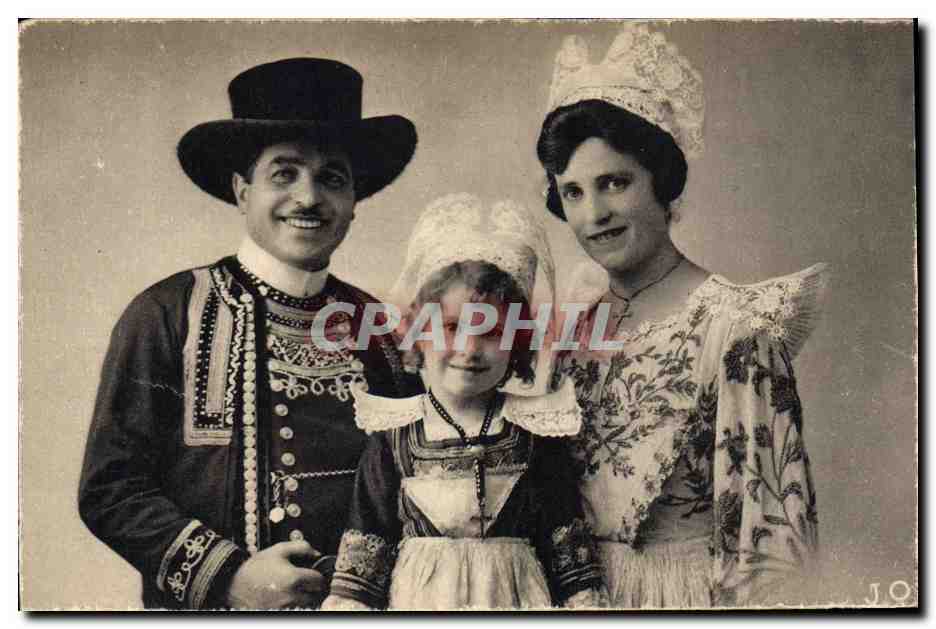 CPA Folklore Bretagne Monsieur et Madame Cueff et leur fille 