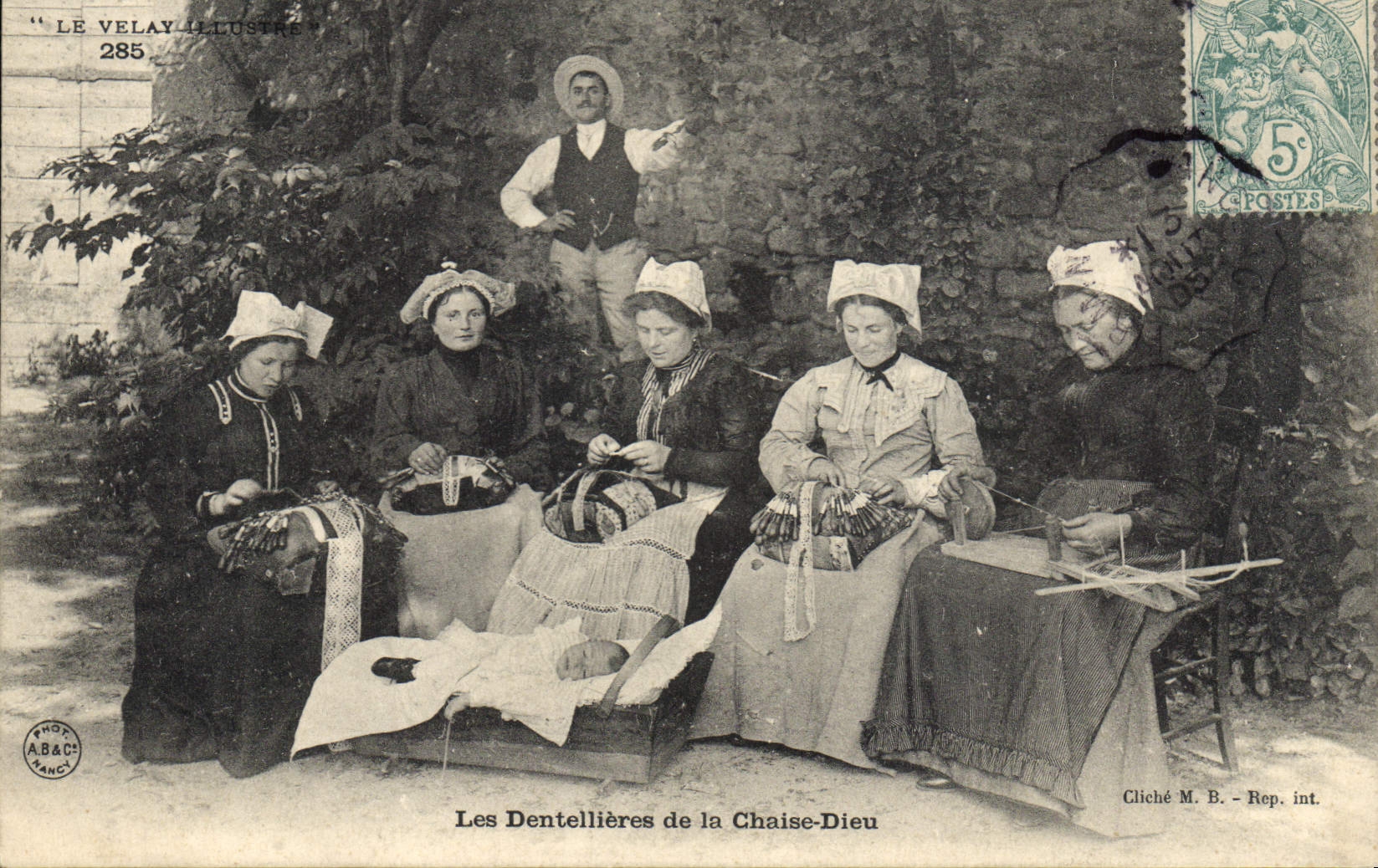 CPA Folklore Dentelle Dentelliere Les dentellieres de la Chaise Dieu 