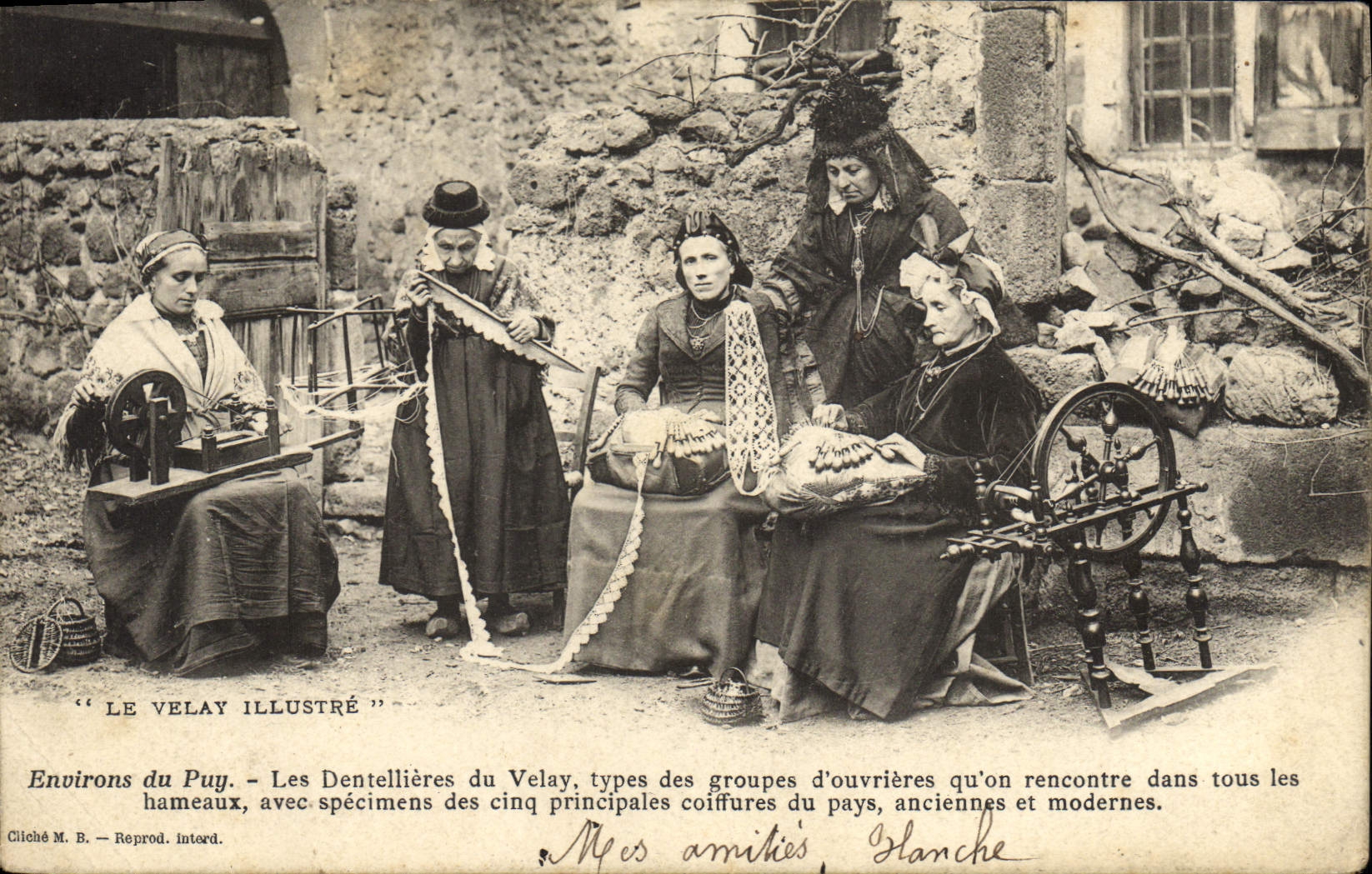 CPA Folklore Dentelle Dentelliere Le Velay Environs du Puy Les dentellieres du Velay 