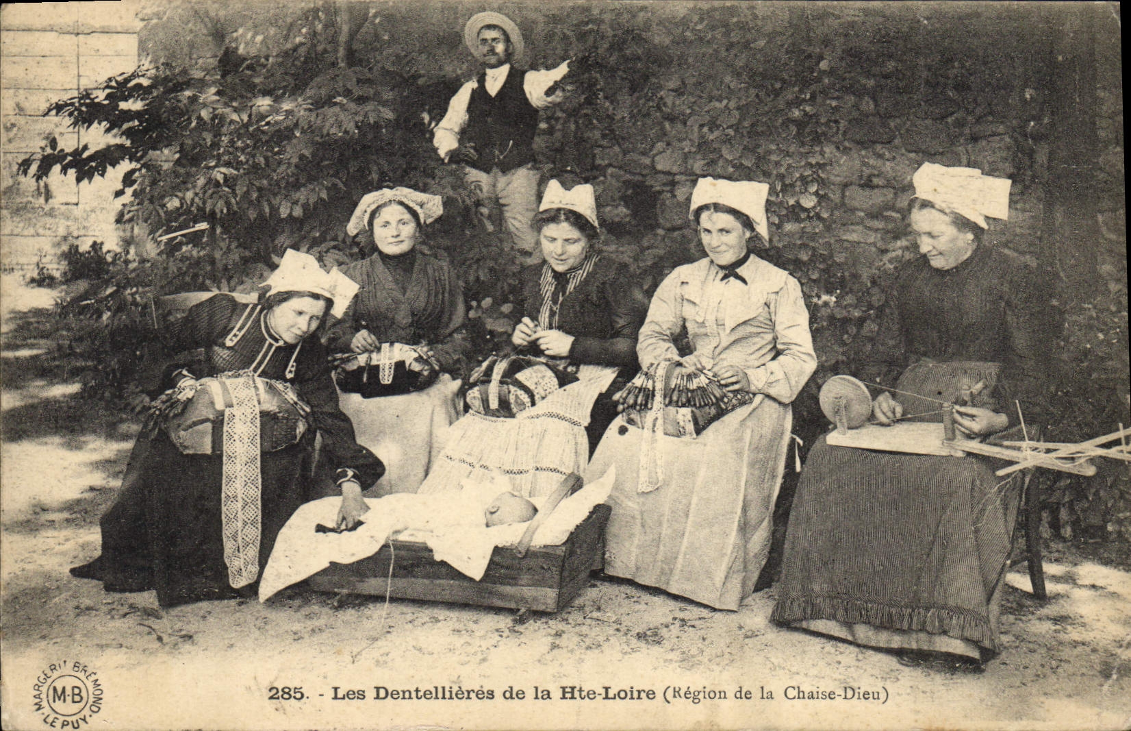 CPA Folklore Dentelle Dentelliere Les dentellieres de la Haute loire Region de la Chaise Dieu 