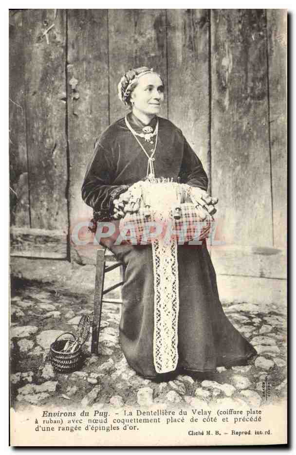 CPA Folklore Dentelle Dentelliere Environs du Puy La dentelliere du Puy Coiffure plate a ruban 