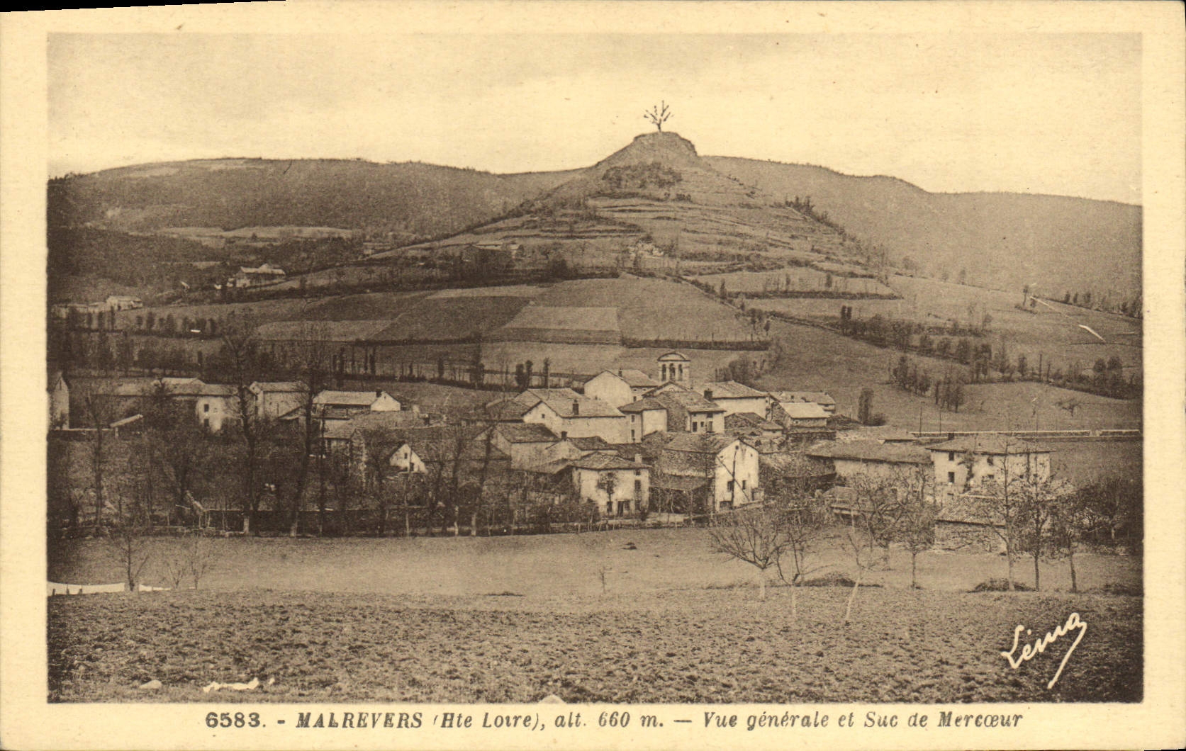 CPA Folklore Dentelle Dentelliere Malreves Vue generale et Suc de Mercoeur 
