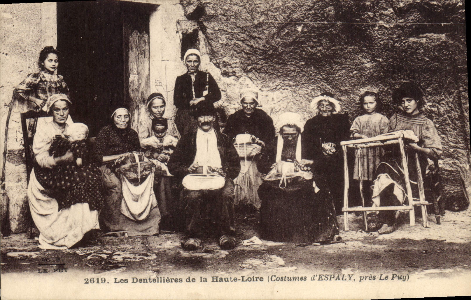 CPA Folklore Dentelle Dentelliere Les dentellieres de la Haute Loire Costumes d'Espaly pres Le Puy 