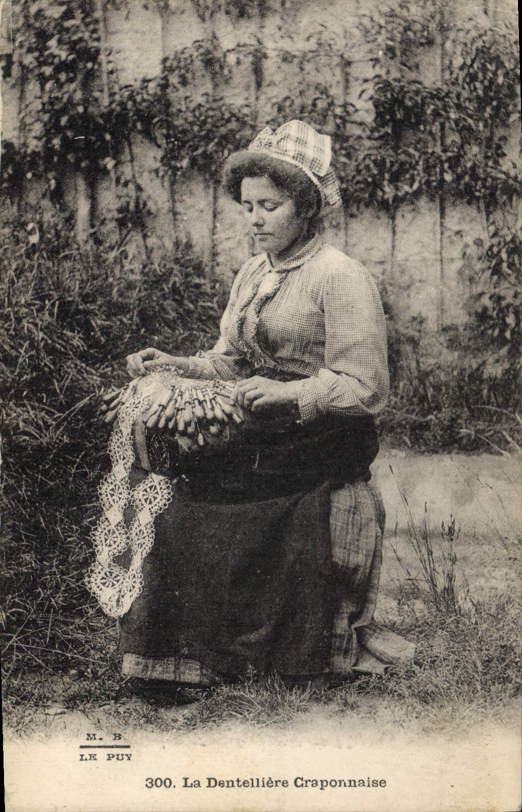 CPA Folklore Dentelle La Dentelliere Craponne 