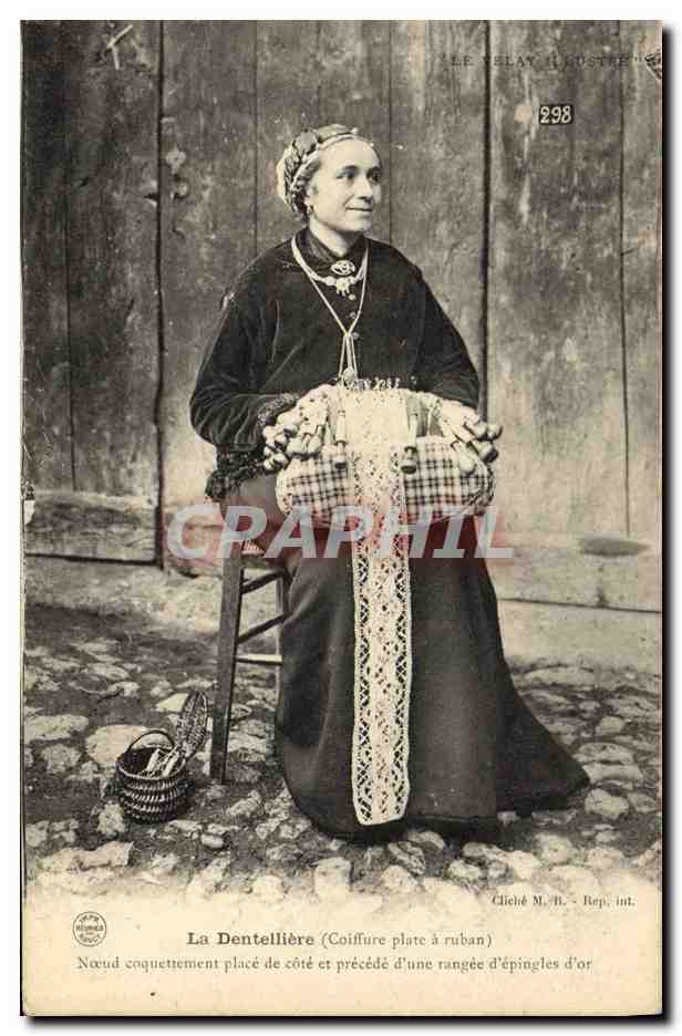 CPA Folklore Dentelle Dentelliere Coiffure plate a ruban Le Velay 