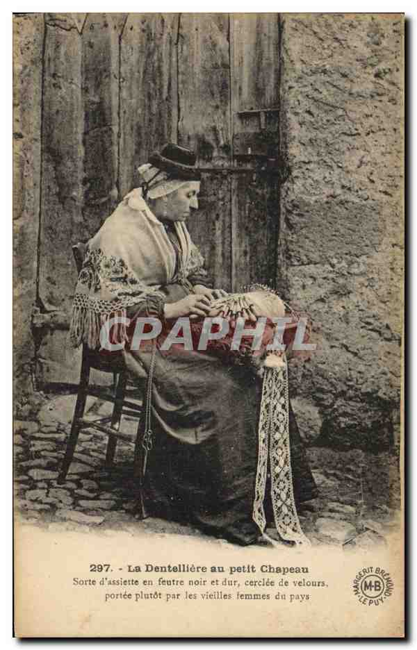 CPA Folklore Dentelle La Dentelliere au petit chapeau 