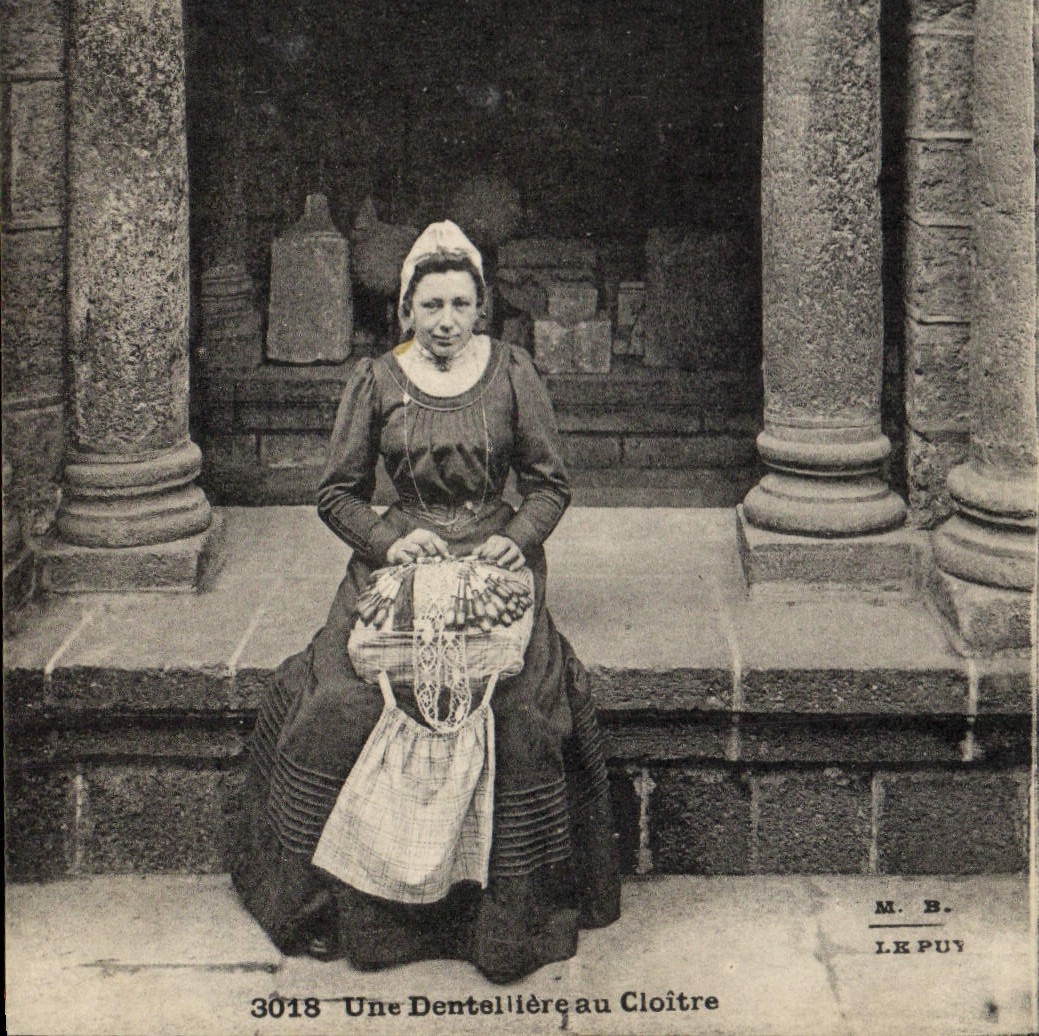 CPA Folklore Dentelle Une Dentelliere Cloitre 