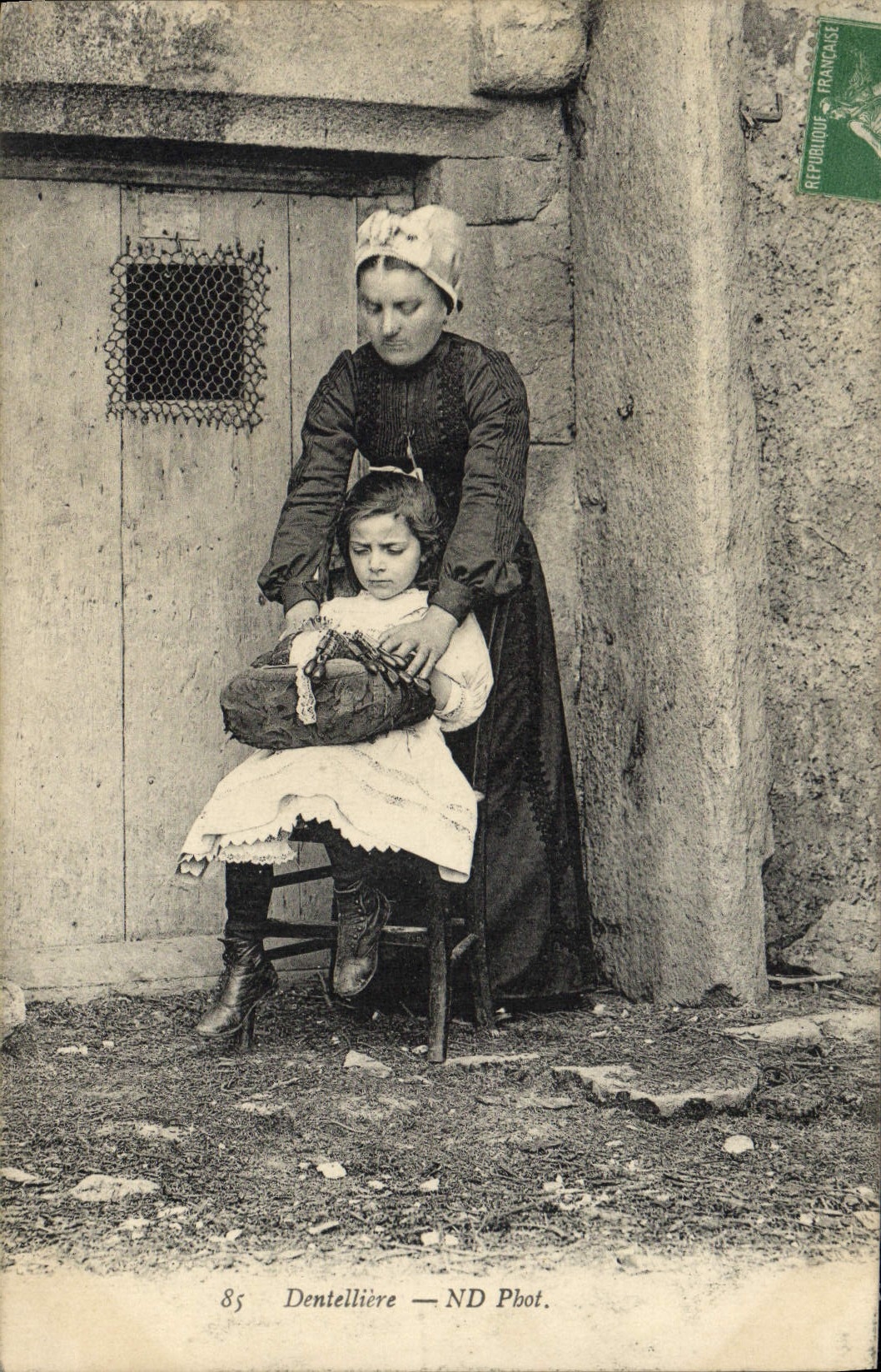 CPA Folklore Dentelle Dentelliere Enfant 