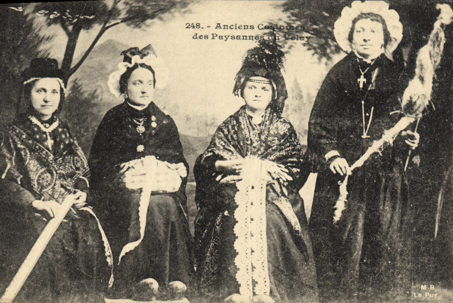CPA Folklore Dentelle Dentelliere Anciens costumes des paysannes du Velay 