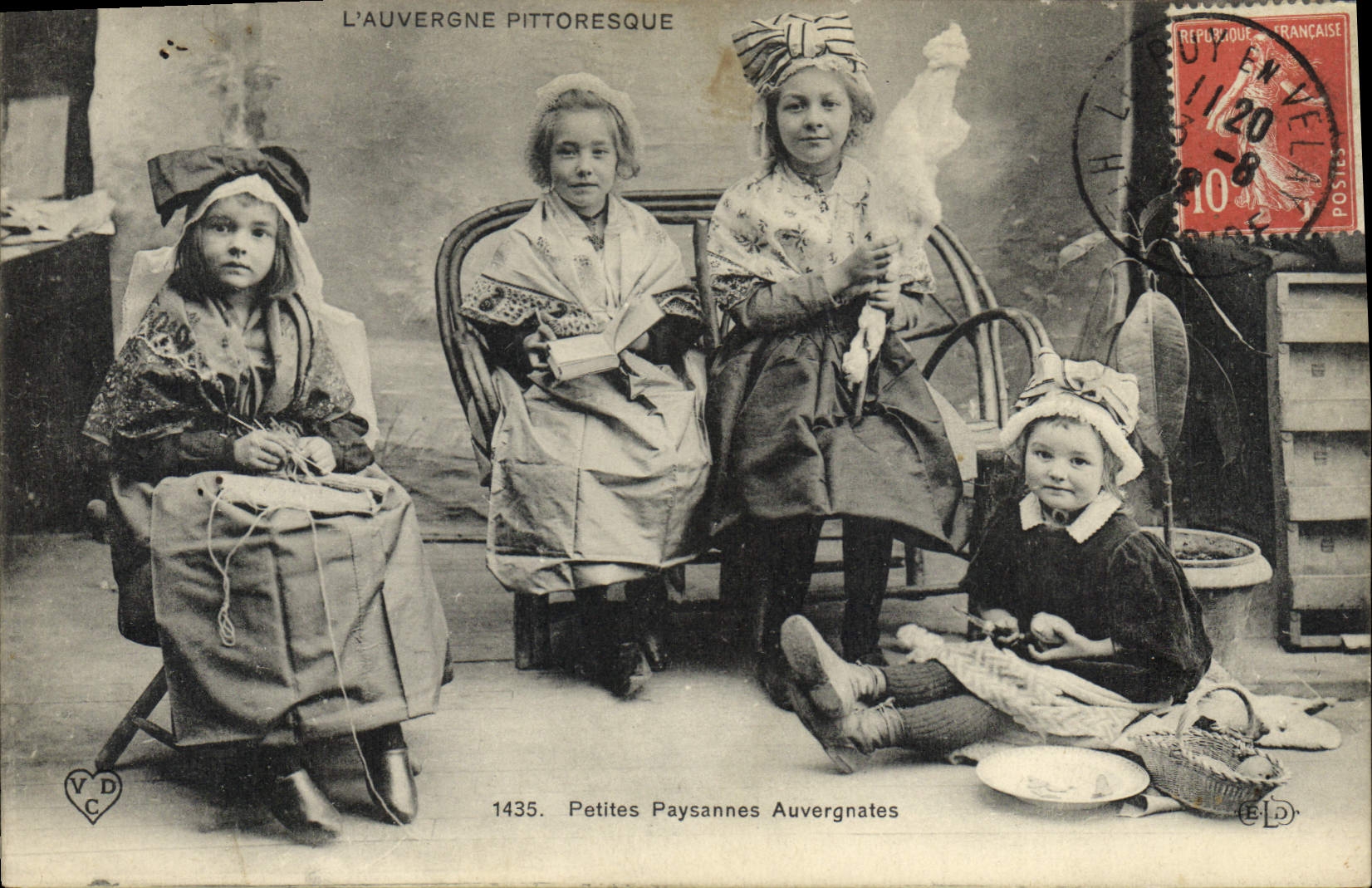 CPA Folklore Dentelle Dentelliere Auvergne Petites paysannes Auvergnates 