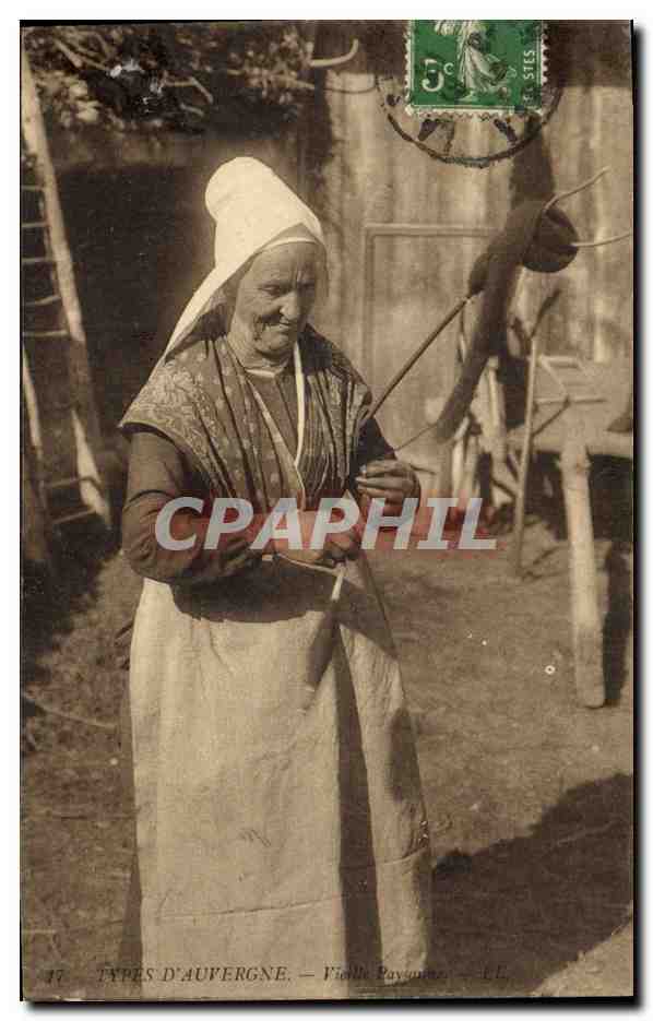 CPA Folklore Dentelle Dentelliere Auvergne Vieille paysanne 