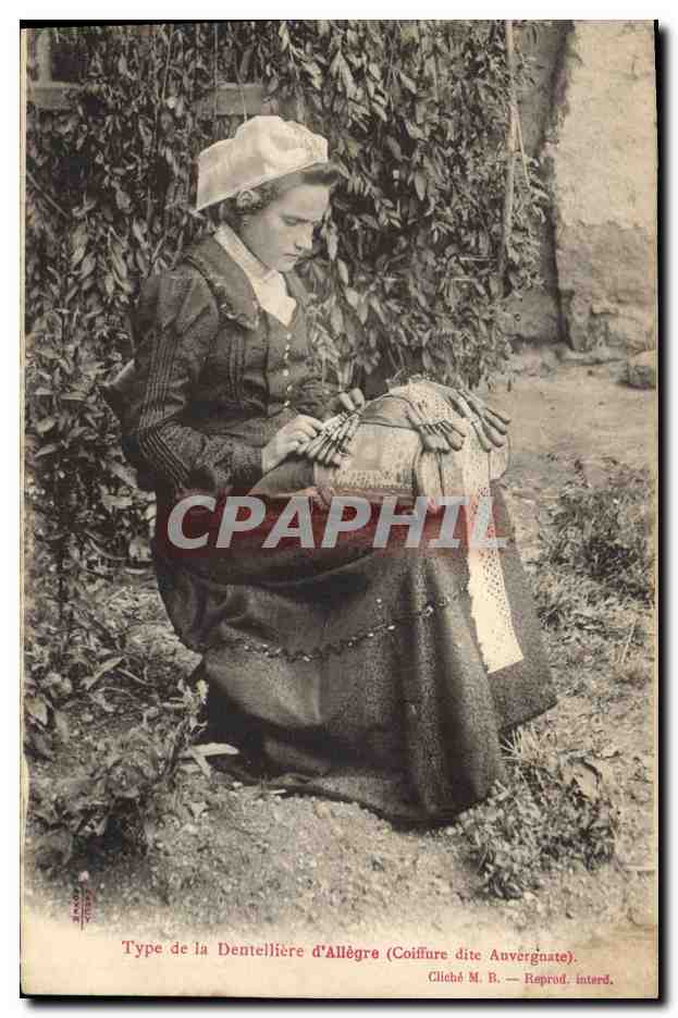 CPA Folklore Dentelle Type de la Dentelliere d'Allegre Coiffure dite Auvergnate 