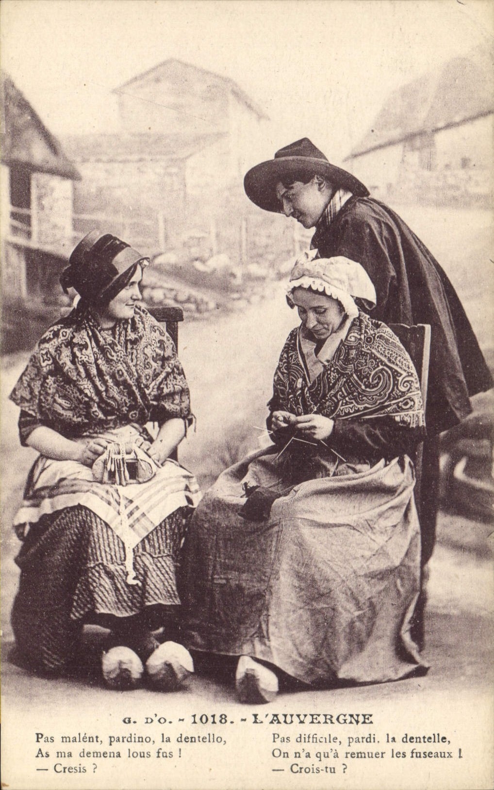 CPA Folklore Dentelle Dentelliere Auvergne 