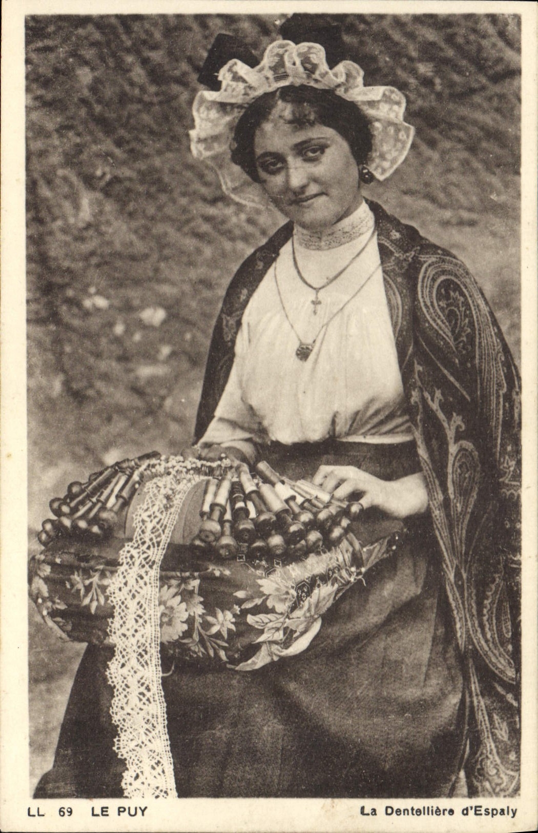 CPA Folklore Dentelle la Dentelliere d'Espaly Le Puy 