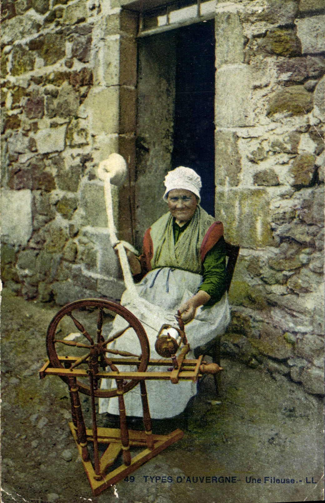 CPA Folklore Auvergne Une fileuse 