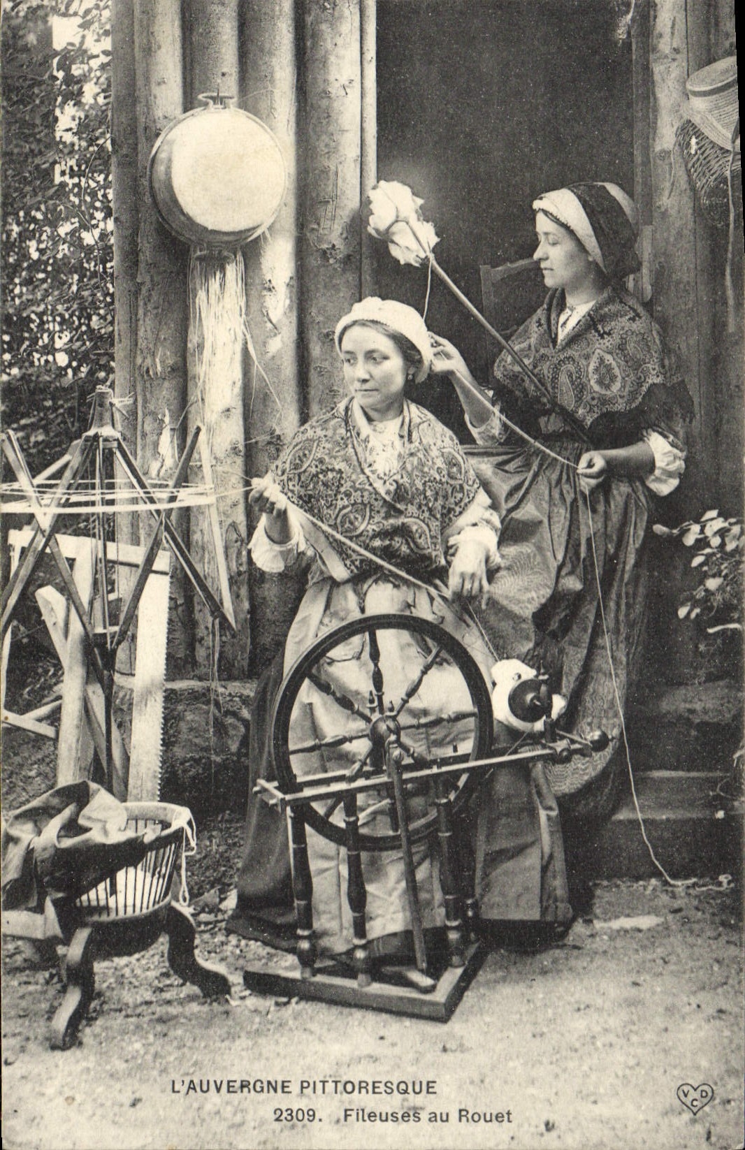 CPA Folklore Dentelle Dentelliere Auvergne Fileuses du rouet 