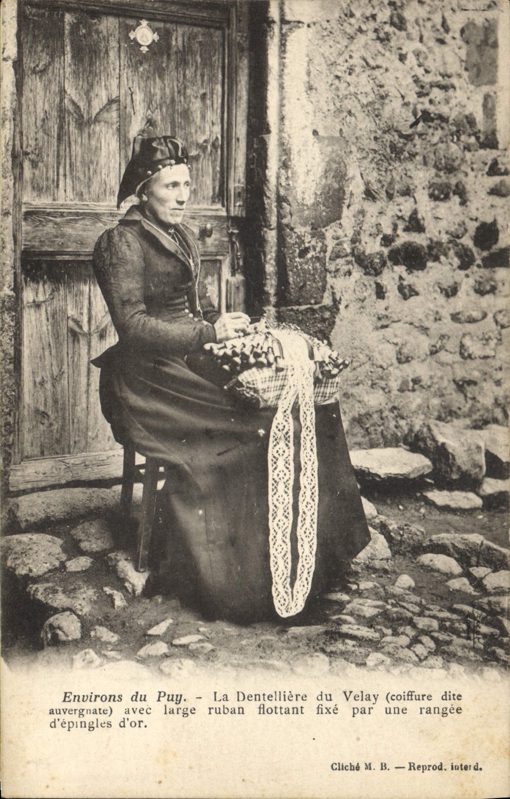 CPA Folklore Dentelle Dentelliere Environs du Puy La dentelliere du Velay Coiffure dite Auvergnate avec large ruban 