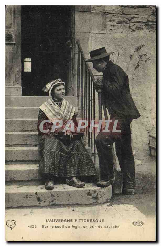 CPA Folklore Dentelle Dentelliere Auvergne Sur le seuil du logis un brin de causette 