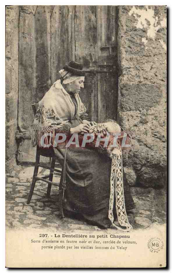 CPA Folklore Dentelle Dentelliere au petit chapeau 