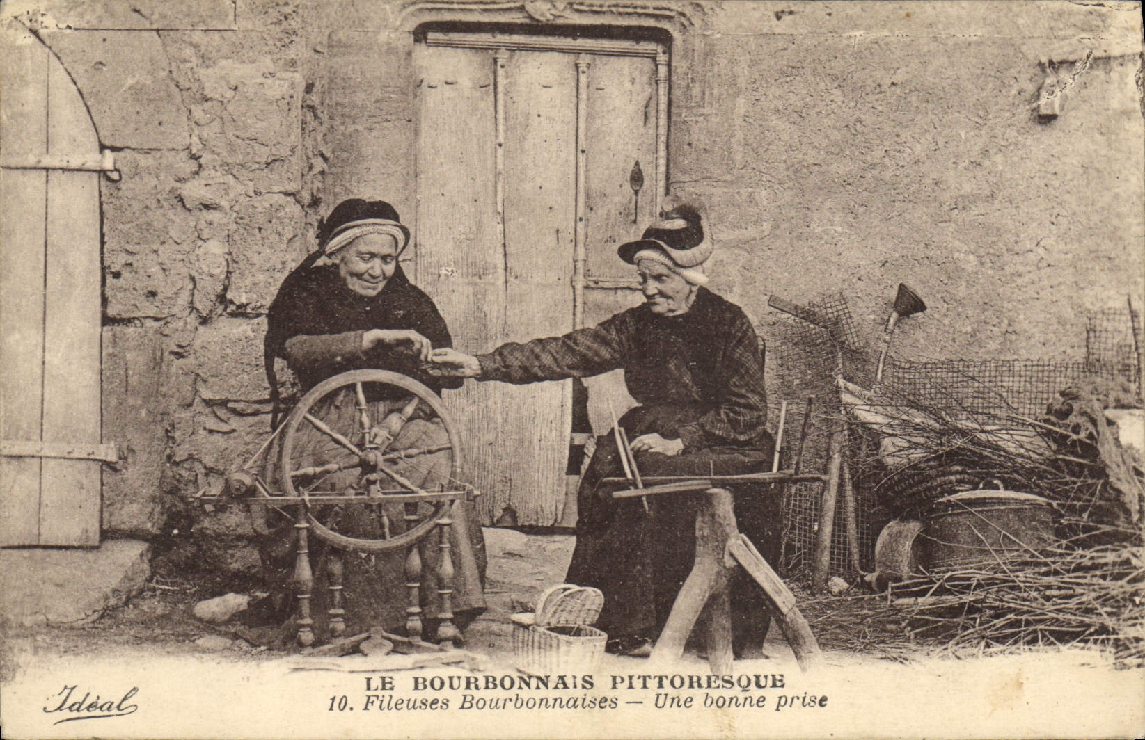 CPA Folklore Dentelle Dentelliere Bourbonnais Fileuses Bourbonnaises Une bonne prise 