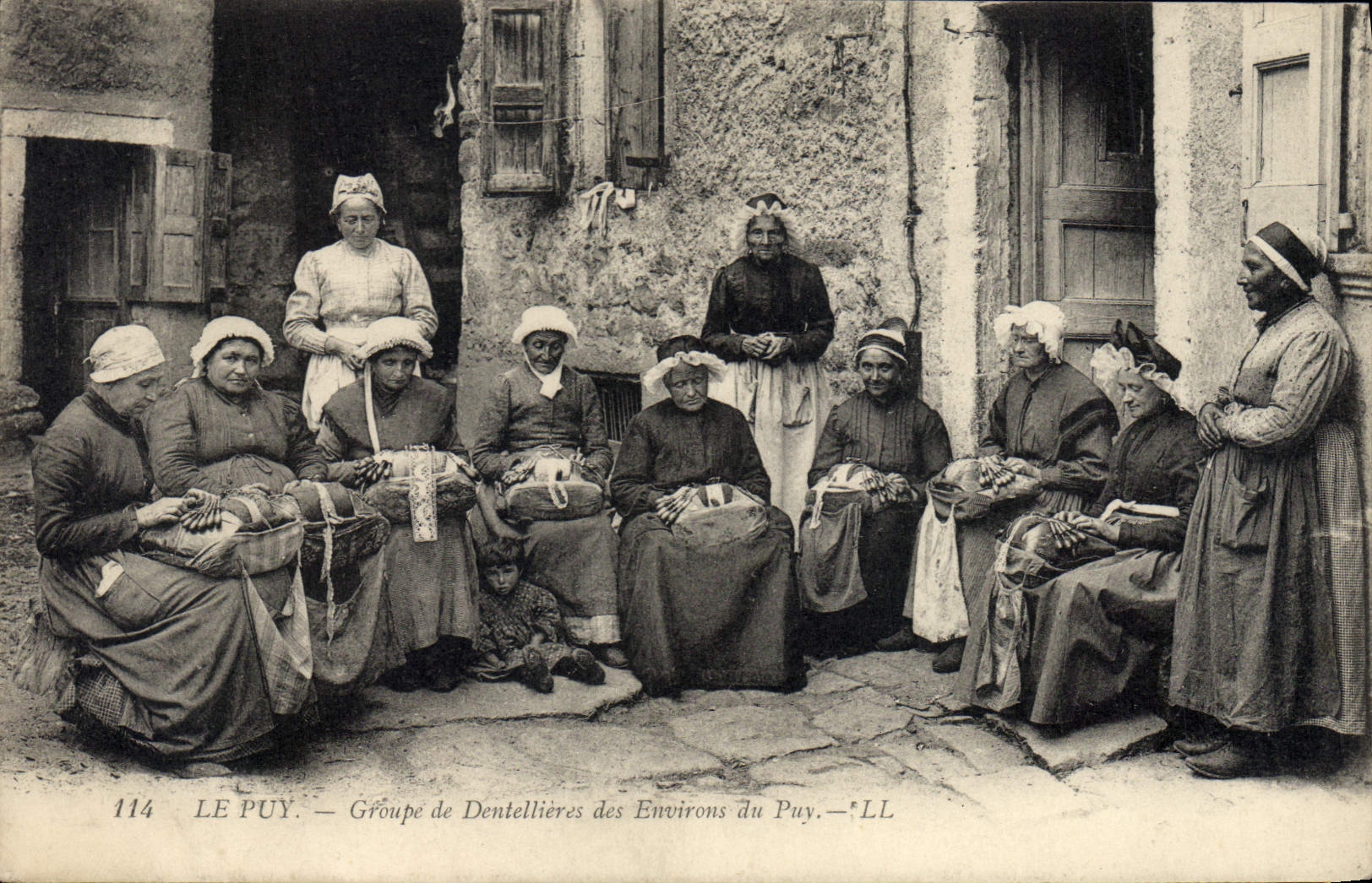 CPA Folklore Dentelle Dentelliere Le Puy Groupe de dentellieres des environs du Puy