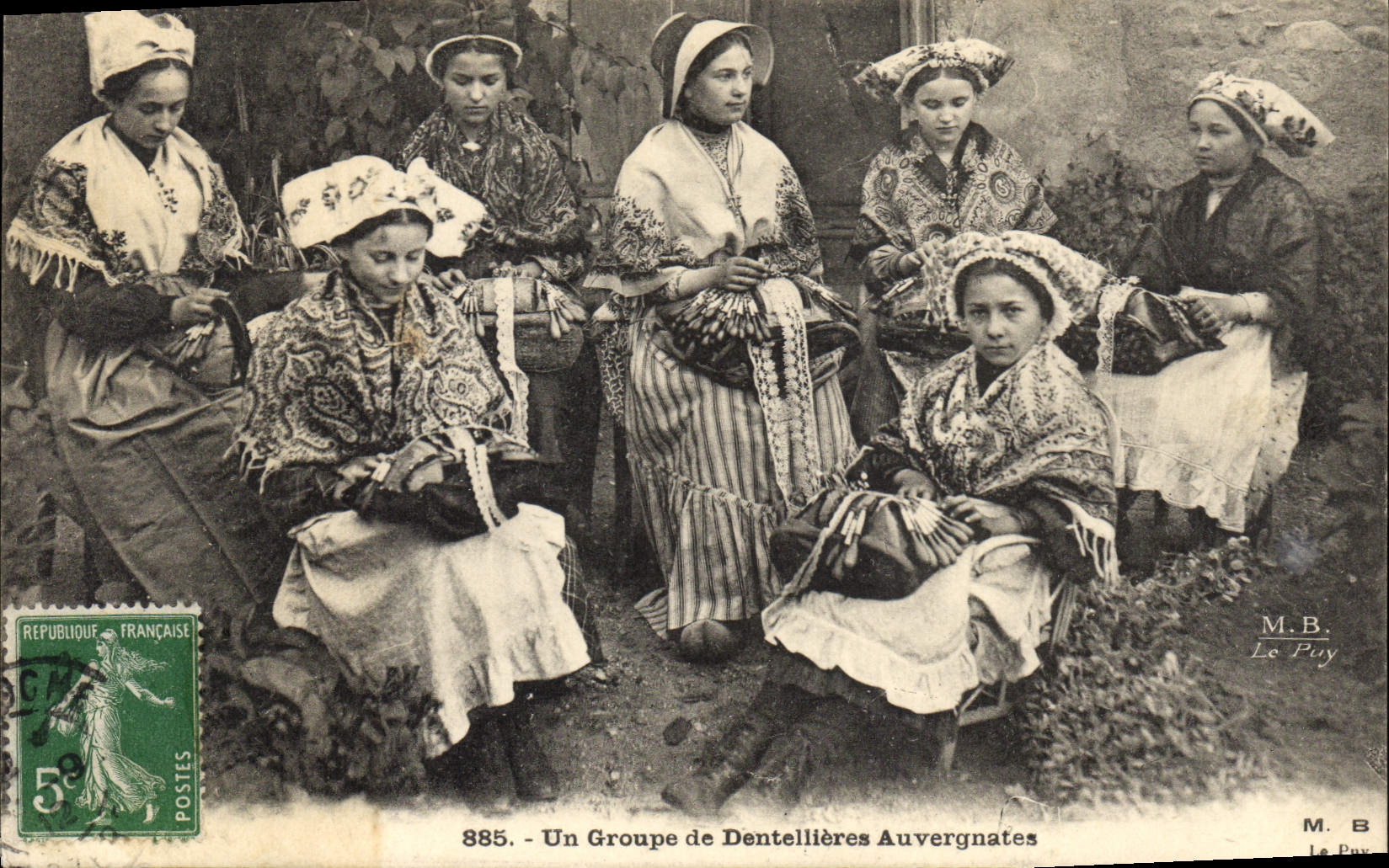 CPA Folklore Dentelle Dentelliere Un groupe de dentellieres auvergnates 