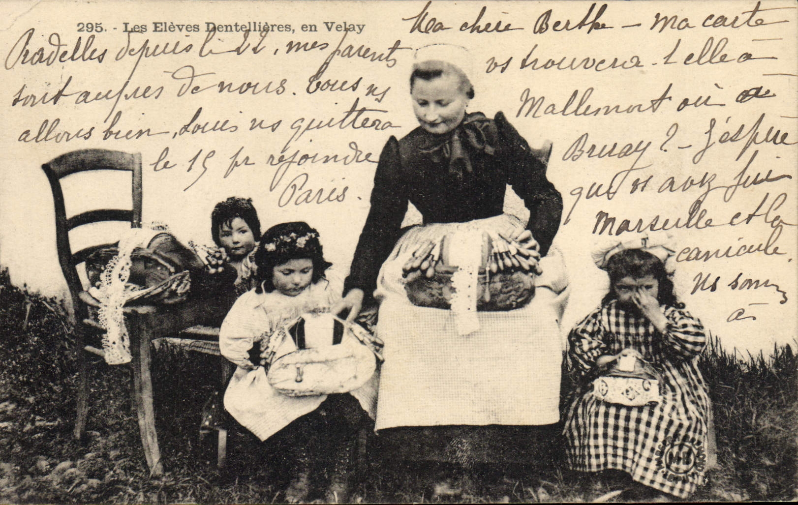 CPA Folklore Dentelle Dentelliere Les eleves dentellieres en Velay Enfants 