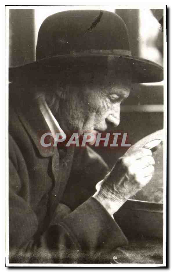 CPM Le naturaliste Henri Fabre en observation 