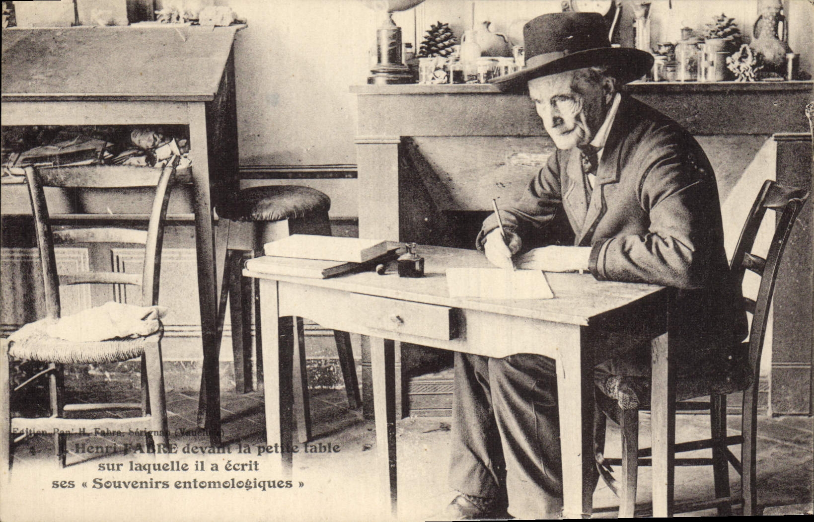 Henri FAUVE devant la petite table sur laquelle il a écrit ses « Souvenirs entomologiques » — Édition René H. Fahra, Sceignan (Vaucluse)