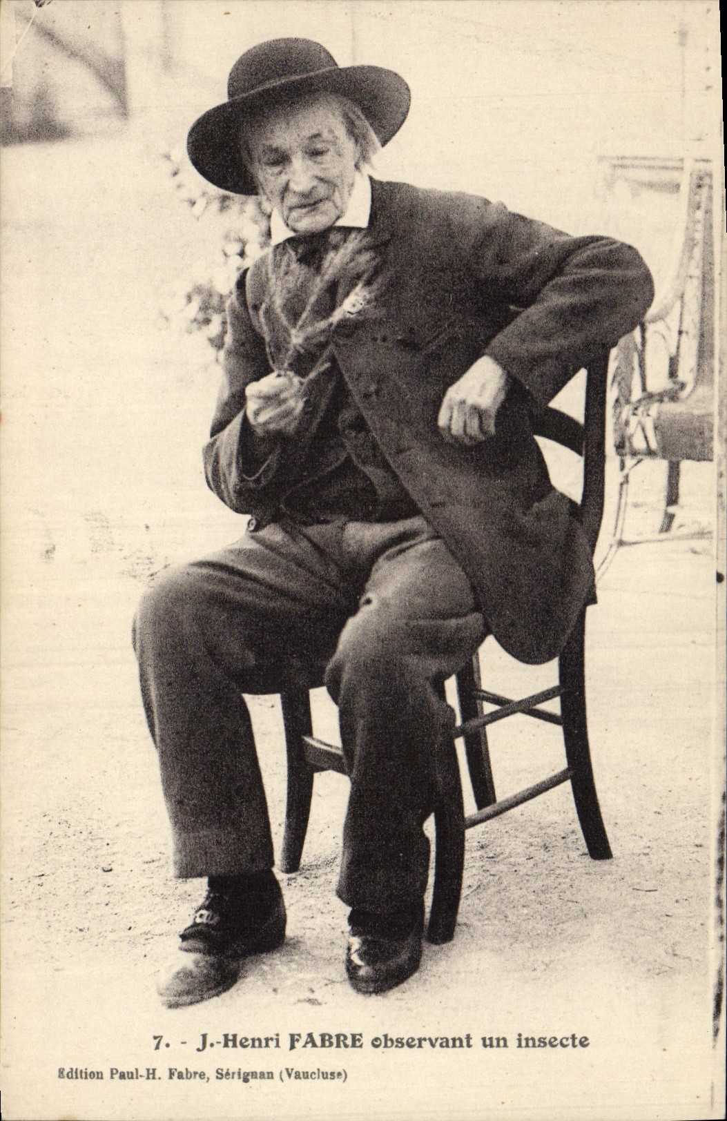 J.-Henri Fabre observant un insecte — Édition Paul-H. Fabre, Sérignan (Vaucluse) — n°7