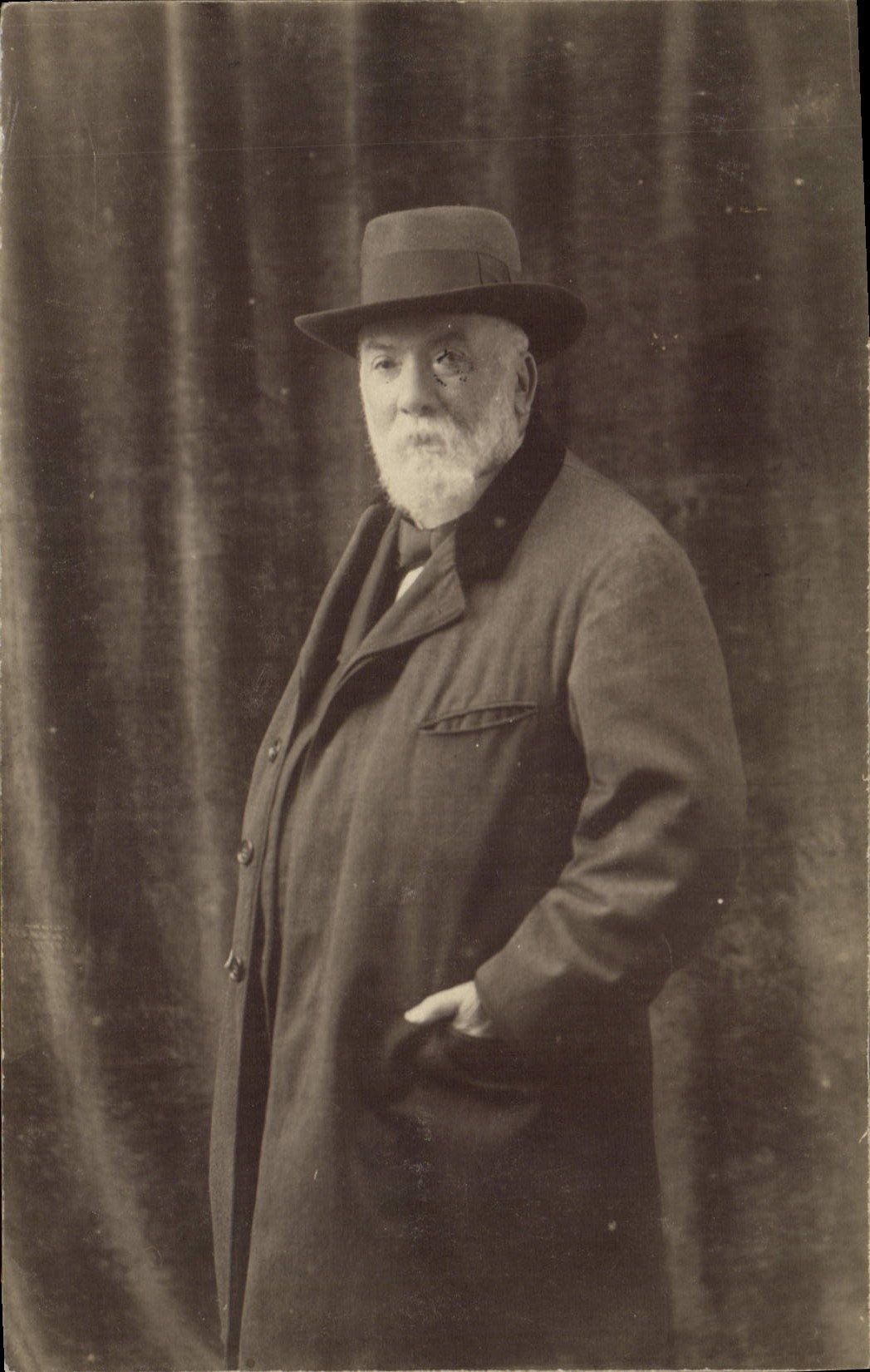 Portrait d'un vieil homme — éditeur : P. BONNACOULE & LA MONT-DORÉ, n° de série non visible